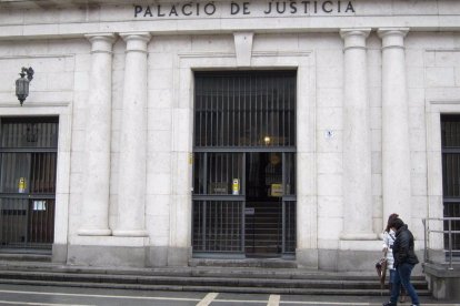 Fachada del Palacio de Justicia, sede de la Audiencia de Valladolid. .
El juicio más multitudinario hasta la fecha en la historia judicial vallisoletana por el 'caso de las multiestafas' o la 'Operación Árbol', con hasta 65 encausados asistidos por medio centenar de letrados, obligará a la Audiencia Provincial a trasladar provisionalmente su sala de vistas a la Feria de Valladolid durante la celebración del mismo.
POLITICA CASTILLA Y LEÓN ESPAÑA EUROPA VALLADOLID JUSTICIA