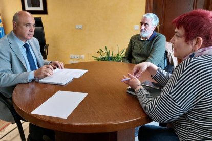 El subdelegado del Gobierno, Jacinto Canales, en la reunión con la Federación de Vecinos Antonio Machado.