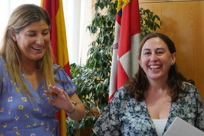 Raquel Alonso y Sonia Tamames, en una imagen de archivo del verano pasado con los datos de calidad del agua de Moreras.