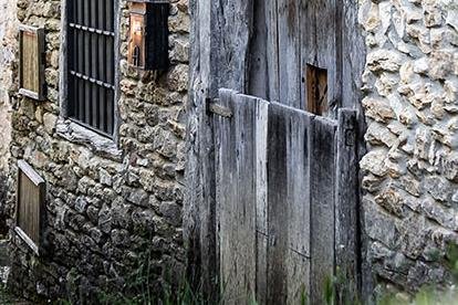 Una joven fotografía una casa de La Cuenca.