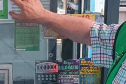 El vendedor de la ONCE Santiago Lorenzo Arranz en su punto de venta de la calle Pelícano, 13.