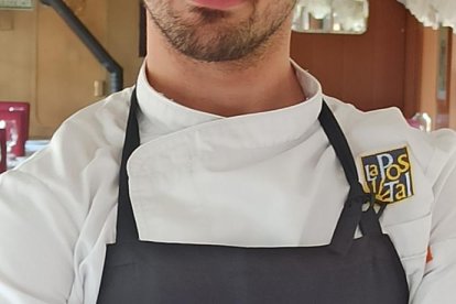 Diego Albornos se formó en los fogones de la Postal de la mano de Joni Barroso. Tras seis años de experiencia, el segoviano ha asumido la dirección culinaria de La Postal.