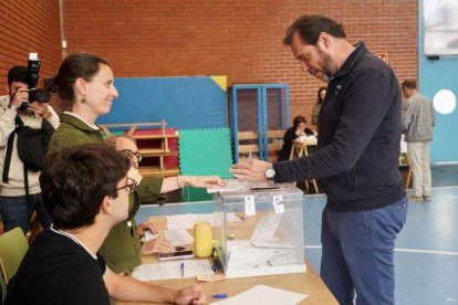 El ministro de Transportes y Movilidad Sostenible, Óscar Puente, vota en la jornada electoral. ICAL
