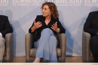 El director de El Mundo de Castilla y León, Pablo Lago, junto a Ricardo Fortuoso, María Pardo, Sergio Walter Martínez Nieto y Gonzalo Jolín, en el Club de Prensa 'Claves del futuro: Energía, Vivienda y Jóvenes’