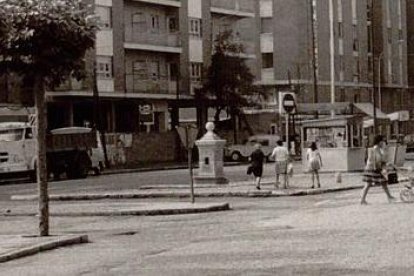 La plaza de la Virgen del Carmen con el paso a nivel al fondo en la década de los 60