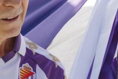 Pepe Moré observa la Copa de la Liga en una imagen promocional en 2023