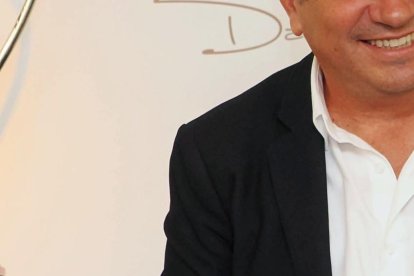 El presidente de la Diputación de Valladolid, Conrado Íscar, y Eusebio Sacristán, patrono fundador de la Fundación que lleva su nombre, presentan la exposición Sueños detrás de un balón, con la que la Fundación Eusebio Sacristán pone fin a los actos de su XX aniversario.