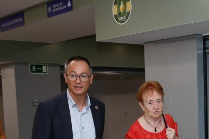 Imagen del concejal de Comercio, Víctor Martín, en las instalaciones renovadas de las Galerías Rondilla