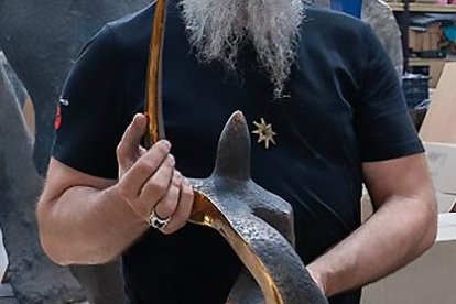 Óscar Martín de Burgos, rodeado de sus esculturas en su taller burgalés.