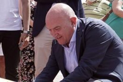 El alcalde de Valladolid, Jesús Julio Carnero, durante la presentación del monoplaza que competirá en la prueba de Formula Student en el Circuit de Barcelona-Catalunya del 1 al 7 de agosto