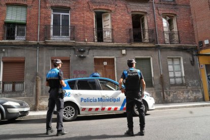 Una patrulla de la Policía Municipal vigila el edificio okupado de la calle Asunción