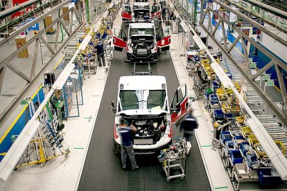 Operarios en la cadena de producción de la factoría de Iveco de Valladolid.  ICAL