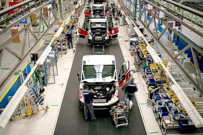 Operarios en la cadena de producción de la factoría de Iveco de Valladolid. ICAL