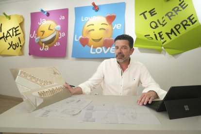 El arquitecto Alberto Martínez Peña muestra uno de sus diseños.