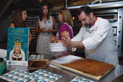 El presidente de la Asociación de Confiteros de Valladolid, Rafael Mesonero, elabora el Postre de Nuestra Señora de San Lorenzo