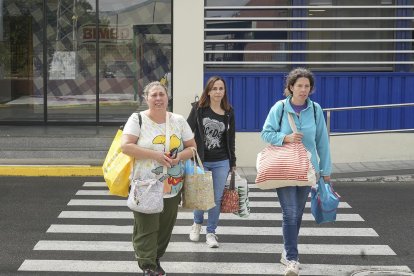 Trabajadores de Bimbo abandonando su trabajo.