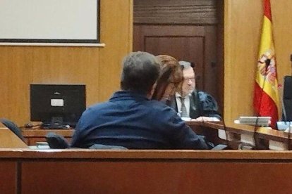 Juicio del guardia civil acusado de estafar a la viuda de un compañero.