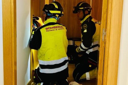 Bomberos de la Diputación de Valladolid durante la operación de rescate en la vivienda ubicada en Olmedo,