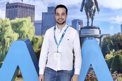 El médico leonés Héctor Perandones González en el Congreso Americano de Dermatología.