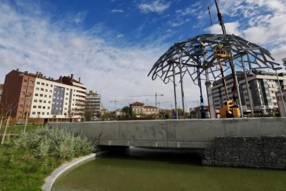 Pérgola que han levantado en la plaza León de La Riva, en la ciudad de la comunicación.