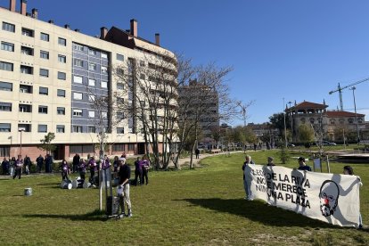 Concentración en la nueva plaza de la Ciudad de la Comunicación