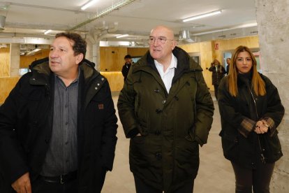 Eusebio Sacristán, Jesús Julio Carnero y Carolina del Bosque durante la visita a las instalaciones.