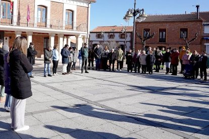 Minuto de silencio en Viana de Cega en repulsa por la muerte de Jorge Melero, apuñalado en la localidad vallisoletana. ICAL