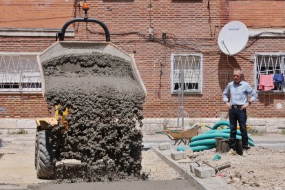 El concejal de Urbanismo, José Ignacio Zarandona, en las obras de urbanización del 29 de octubre.
