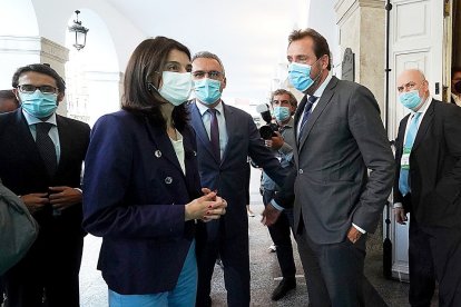 Pilar Llop, Javier Izquierdo y Óscar Puente en la entrada del Teatro Calderón, donde la ministra inauguró ayer el VI Congreso Nacional de Registradores.- D. V.