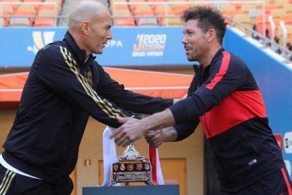 Zidane y Simeone, el día antes de la final de la Supercopa.-