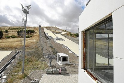 Instalaciones paralizadas de Meseta Ski.- E.M.