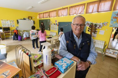 José Augusto Rodríguez, alcalde de Valbuena, en la escuela del pueblo.- PHOTOGENIC