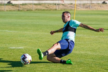 Sergi Guardiola remata a portería en un entrenamiento. / RV / I. SOLA