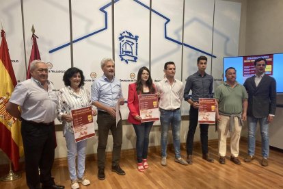 César Mata (3 d) y Gema Gómez, junto a representantes del mundo del toro de Valladolid, en la presentación de los coloquios. - EUROPA PRESS