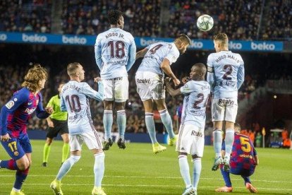 Messi anota su tercer gol al Celta, el segundo de falta.-JORDI COTRINA