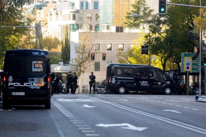 La Policía Nacional en la embajada de Ucrania cuando se enviaron las cartas bomba, en una imagen de archivo.-E. P.