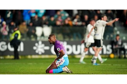 Sylla, arrodillado en el césped de El Plantío en la última derrota del Real Valladolid ante el Burgos. / IÑAKI SOLA / RVCF