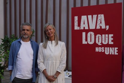 La concejala de Educación y Cultura, Irene Carvajal, y el jefe de Programas de la Fundación Municipal de Cultura (FMC), Juan I. Herrero, en la presentación de la programación para la temporada 2023-2024 del Laboratorio de las Artes de Valladolid (LAVA).- ICAL