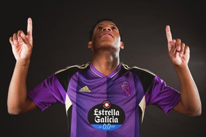 Gonzalo Plata, con la segunda equipación de la próxima temporada del Real Valladolid. / RVCF