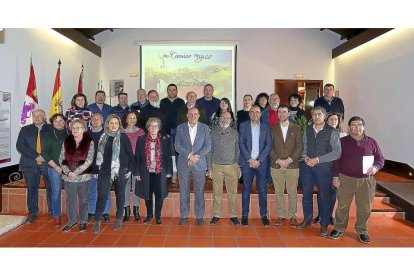 Representantes de municipios y asociaciones de las Rutas Jacobeas reunidos ayer en Matallana, junto a Carnero.-EL MUNDO