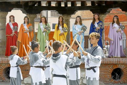 Aurora Martín, Paula Belloso, Carmen Sánchez, Aida Cordero, Lucía Ballester, Valeria Conesa y Carla de la Torre, ayer, en el tradicional requerimiento.-J.M. LOSTAU