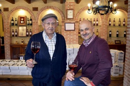 Deogracias González y su hijo Manuel, en la bodega de Mucientes, con una copa de su vino rosado.-ARGICOMUNICACIÓN