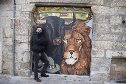 Carlos Adeva, frente a uno de sus murales.-ARGICOMUNICACIÓN