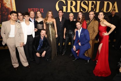 Alberto Mateo, de traje azul, en la premier de 'Griselda', en Miami