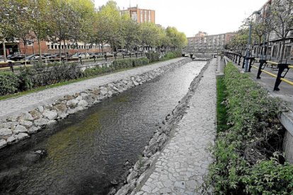 Cauce del río Esgueva a su paso por la ciudad