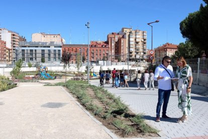 Los concejales de VTLP, Rocío Anguita y Jonathan Racionero, en el nuevo paso peatonal entre la avenida de Segovia y Panaderos. -EP