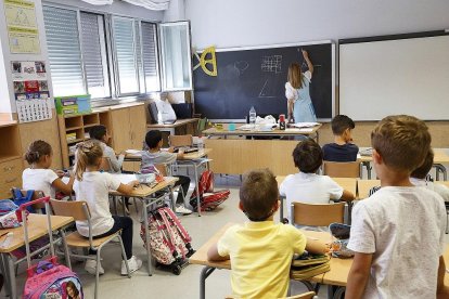 Alumnos siguen las explicaciones de su profesora. E. M.