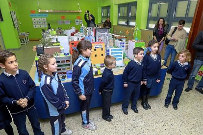 Alumnos del colegio Amor de Dios muestran la maqueta gigante de la ciudad.-J. M. LOSTAU