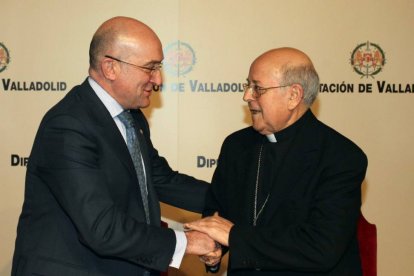 El presidente de la Diputación de Valladolid, Jesús Julio Carnero, y el cardenal arzobispo de Valladolid, Ricardo Blázquez, firman un convenio para la conservación y reparación de las iglesias y ermitas de la provincia-Ical