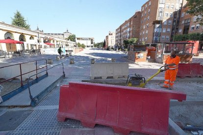 Instalación de una marquesina en una plaza del barrio de la Rondilla. - ICAL